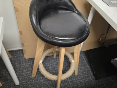 스툴 4개 $40에 판매합니다.