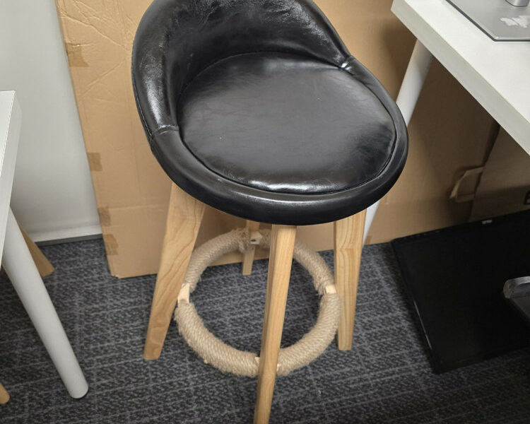 스툴 4개 $40에 판매합니다.