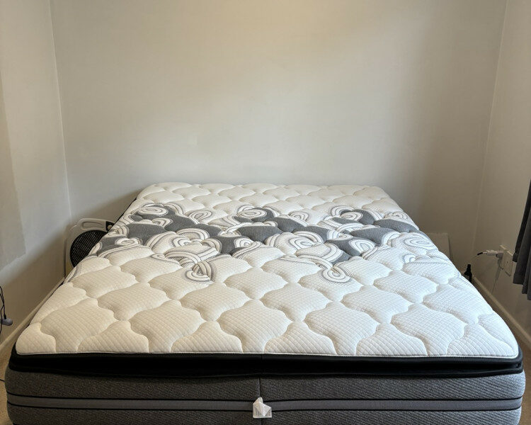 $600 침대 판매합니다.