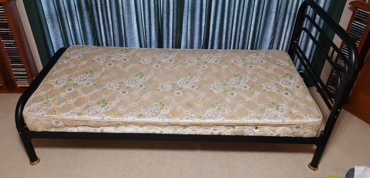 이사정리로 철재 싱글침대 팝니다