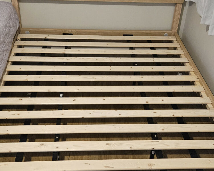 오크 침대 프레임 퀸사이즈 200불