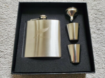NZ 기념품 올블랙 힙 플라스크 판매합니다.