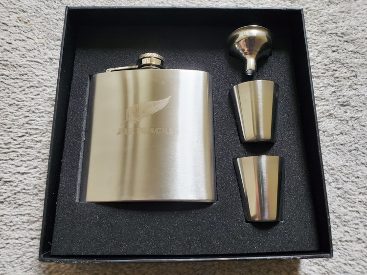 NZ 기념품 올블랙 힙 플라스크 판매합니다.